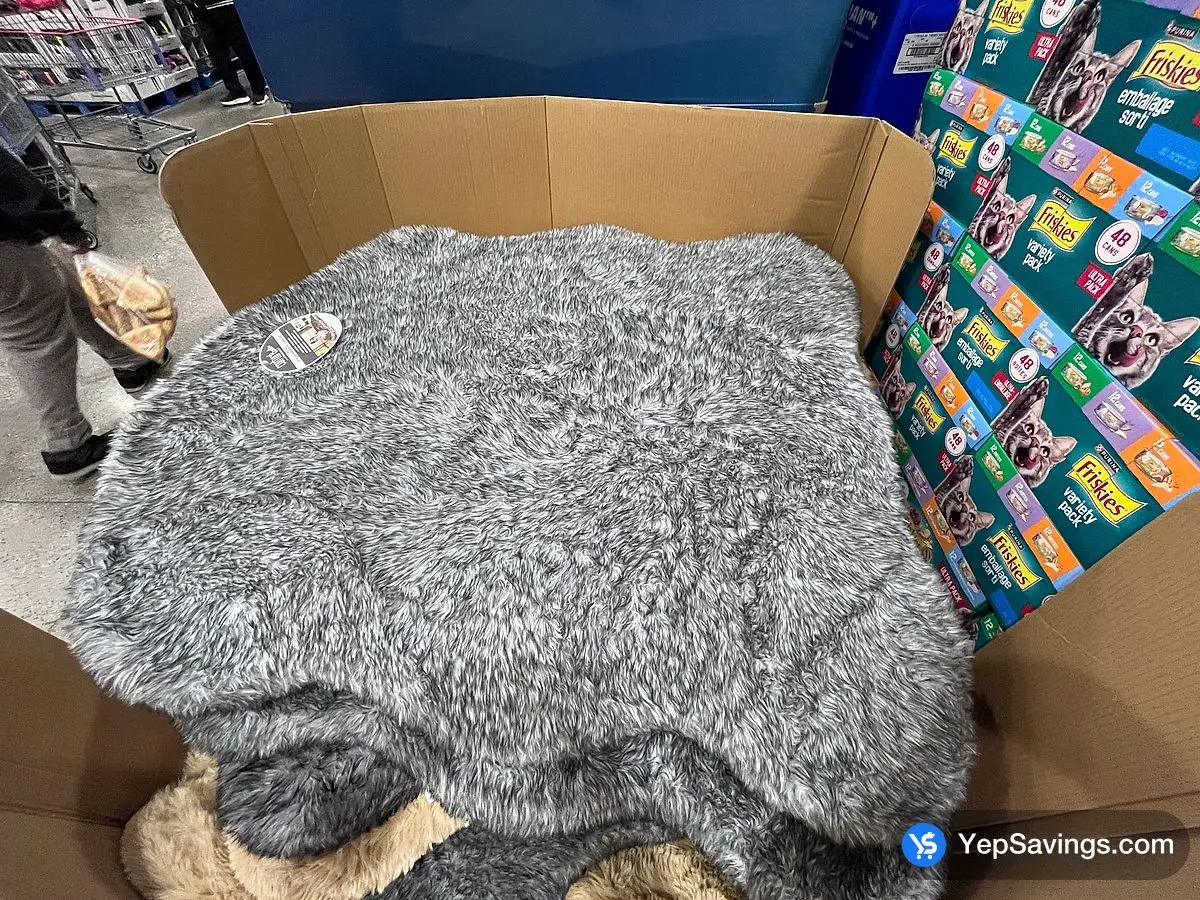 Costco COUTURE PETS FAUX FUR PET MAT 35 " x 40 " - Canada (ITM 1844984)