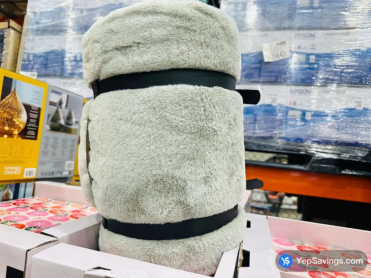 Costco MON CHATEAU FAUX FUR BLANKET QUEEN 98 " X 92 " - Canada (ITM 1805271)