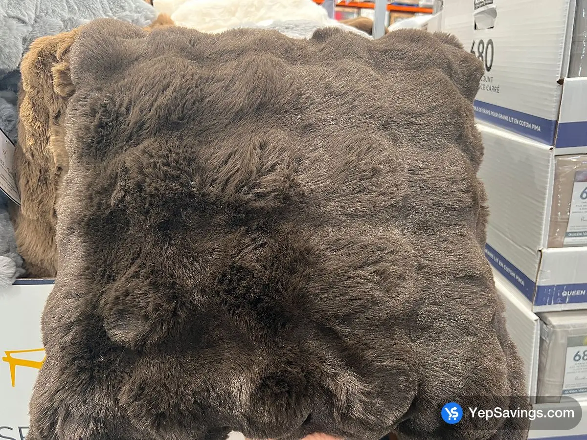 Costco HOUSE AND HOME LUXE FAUX FUR PILLOW 20 " X 20 " - Canada (ITM 1818764)