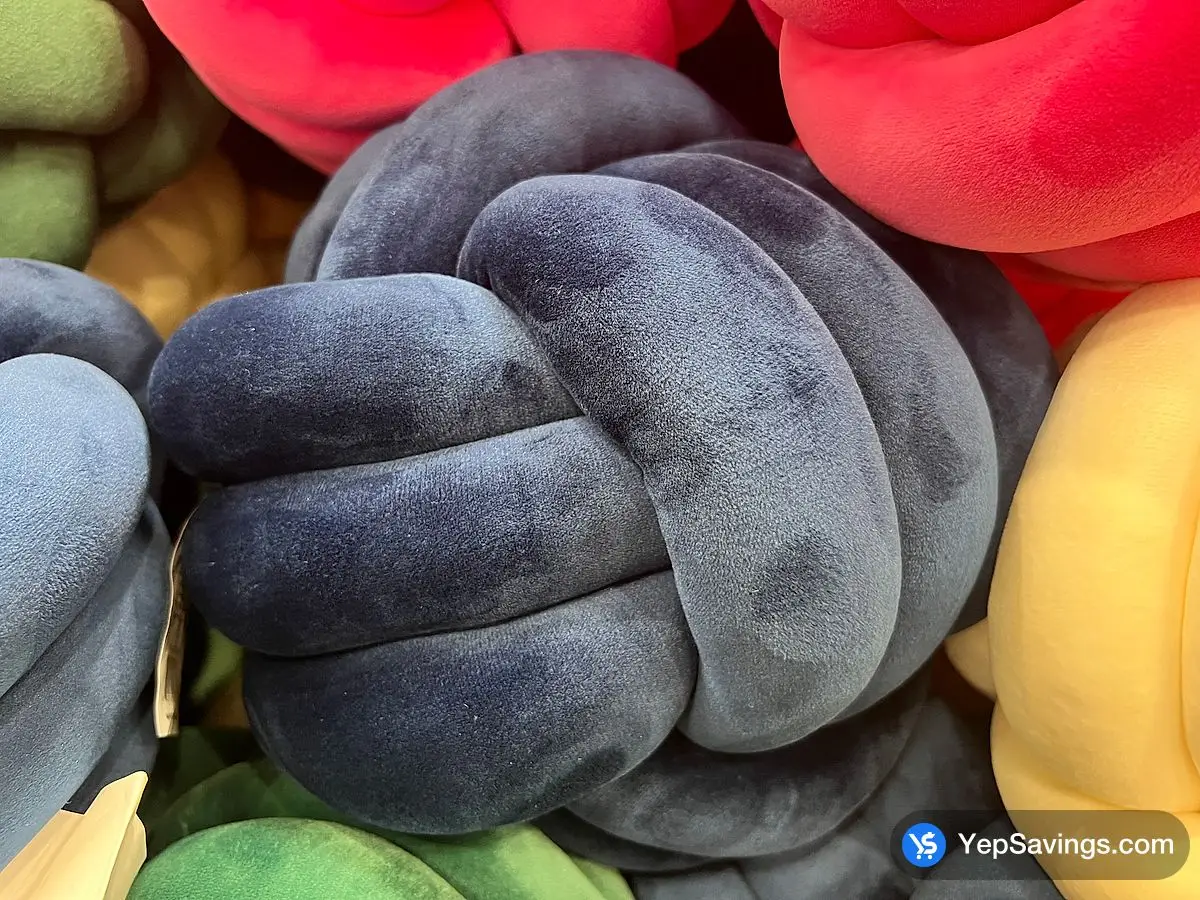 Costco DREAMON KNOT PILLOW 11 " - Canada (ITM 1789243)